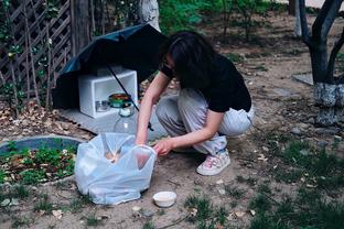 《天下足球》栏目更换片头，删除了梅西手捧大力神杯的镜头